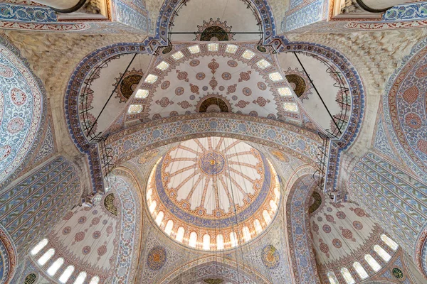 Techo decorado de la mezquita azul con enormes pilares, cúpulas, arcos y vidrieras, Estambul, Turquía —  Fotos de Stock
