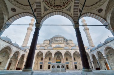 Dış düşük açılı gün atış Süleymaniye Camii, üçüncü Hill Istanbul, Türkiye, bulunan bir Osmanlı imparatorluk Camii ve kentin ikinci büyük Camii