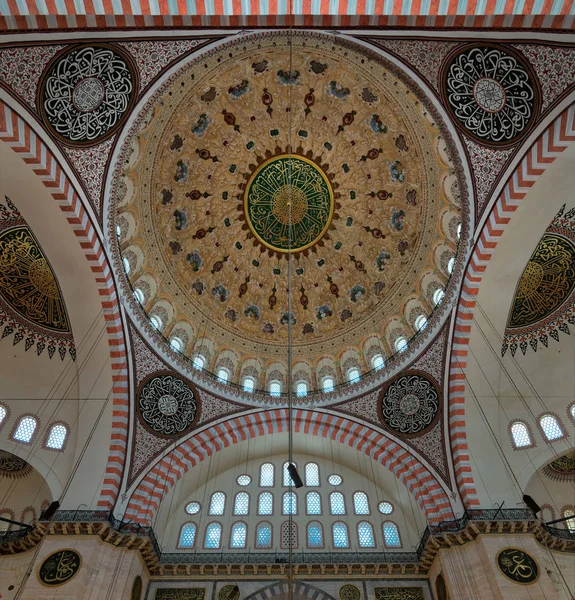 Потолок мечети Сулеймание с главным куполом и пересечением трех арк, Стамбул, Турция — стоковое фото
