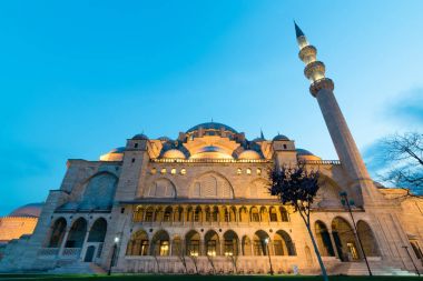 Süleymaniye Camii dış düşük açılı çekim alacakaranlıkta, Istanbul, Türkiye