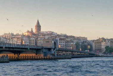 Şehir Manzaralı, Galata Köprüsü ve Galata Kulesi alacakaranlıkta zaman bakan İstanbul 'un