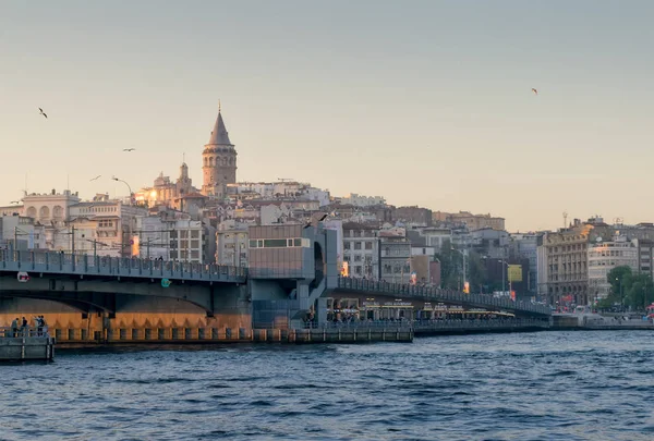 Vue sur la ville d'Istanbul, Turquie surplombant le pont de Galata et la tour de Galata au crépuscule — Photo