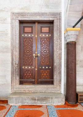 Ahşap yaşlı işlemeli kapı, Süleymaniye Camii, Istanbul, Türkiye
