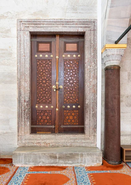 木製高齢者刻まれたドア、スレイマニエ モスク、イスタンブール、トルコ — ストック写真