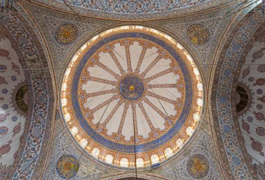 Bir şekilde dekore edilmiş tavana Sultan Ahmed Camii (Sultanahmet Camii), Istanbul, Türkiye