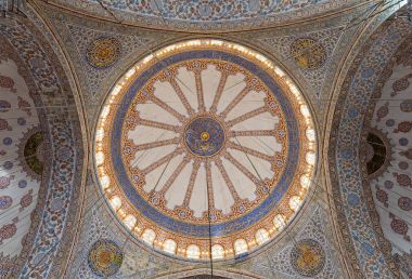 Bir şekilde dekore edilmiş tavana Sultan Ahmed Camii (Sultanahmet Camii), Istanbul, Türkiye