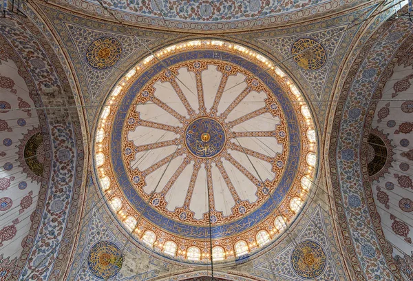 Decorated ceiling at Sultan Ahmed Mosque (Blue Mosque), Istanbul, Turkey — Stock Photo, Image