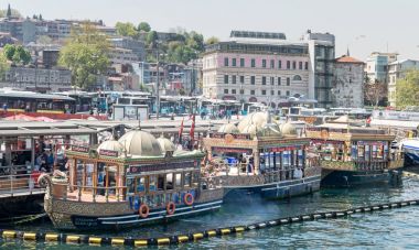 Geleneksel lokanta sallanan tekne hizmet balık sandviç, Eminönü, Istanbul, Türkiye