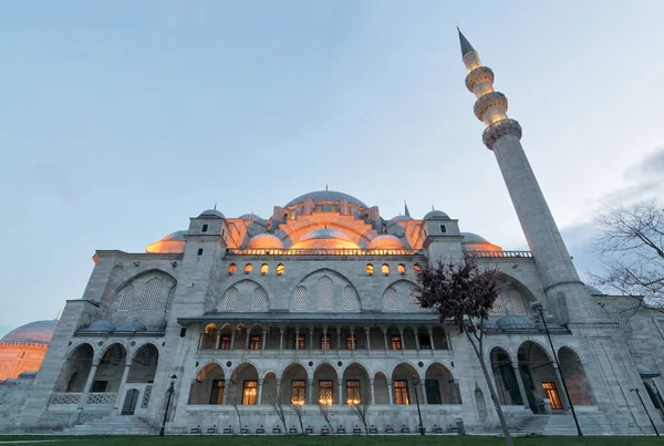Внешний низкоугольный снимок мечети Сулеймание перед закатом, Стамбул, Турция — стоковое фото