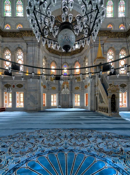 Imagen interior de la mezquita Nuruosmaniye con vistas al nicho (Mihrab ) — Foto de Stock