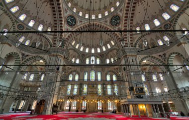 Fatih Camii, Fatih ilçesi İstanbul 'un, Türkiye'de büyük bir ile ortak bir Osmanlı Camii kubbe dekore edilmiş ve çok renkli vitray pencereler