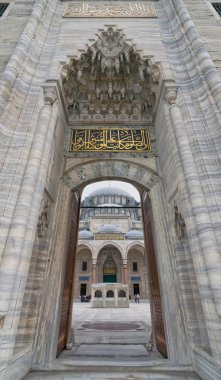 Düşük açılı gün atış bir mahkeme, Süleymaniye Camii ve kaç turist ziyaret Camii, Istanbul ana cephe featuring camiye giden ve giriş