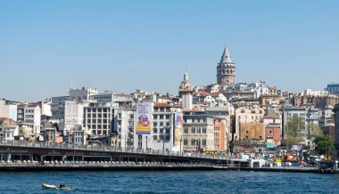 Şehir Manzaralı, geleneksel balık restoranları ile Galata Köprüsü ve Galata Kulesi arka planda bakan İstanbul 'un