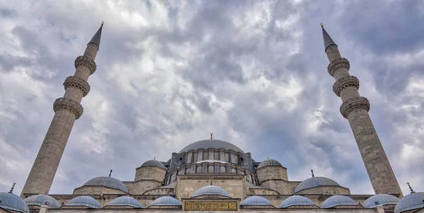 Außen niedrig Winkel Tagesaufnahme von Kuppeln suleymaniye Moschee, Istanbul, Türkei — Stockfoto