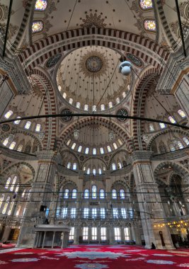 Fatih Camii, Fatih ilçesi İstanbul 'un, Türkiye'de büyük bir ile ortak bir Osmanlı Camii kubbe dekore edilmiş ve çok renkli vitray pencereler