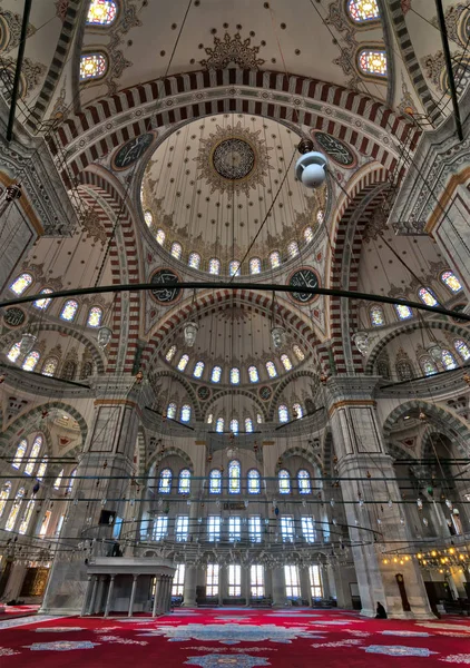 Mezquita de Fatih, una mezquita otomana pública en el distrito de Fatih de Estambul, Turquía, con una enorme cúpula decorada y muchas vidrieras de colores — Foto de Stock