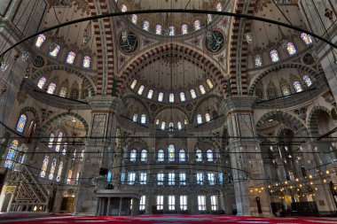 Fatih Camii, Fatih ilçesi İstanbul 'un, Türkiye'de büyük bir ile ortak bir Osmanlı Camii kubbe dekore edilmiş ve çok renkli vitray pencereler