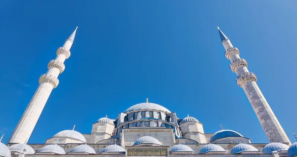 Außen niedrig Winkel Tagesaufnahme von Kuppeln suleymaniye Moschee, Istanbul, Türkei — Stockfoto