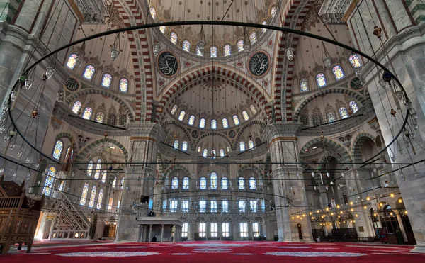 Interior de la mezquita Fatih, Estambul, Turquía — Foto de Stock