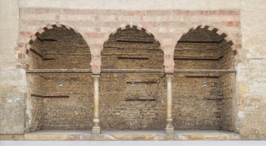 Bitişik duvarda üç taş duvar