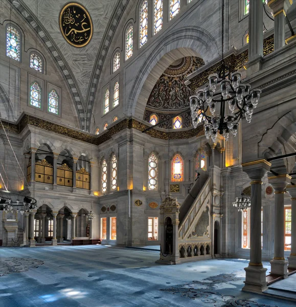 Imagen interior de la mezquita Nuruosmaniye con minbar (plataforma), arcos enormes y vidrieras de colores, Estambul, Turquía — Foto de Stock