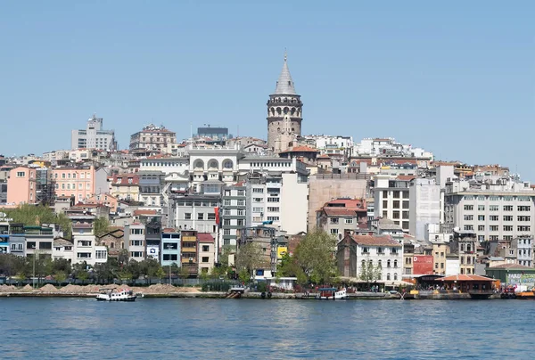 Vue sur la ville d'Istanbul, Turquie depuis la mer surplombant la tour Galata — Photo