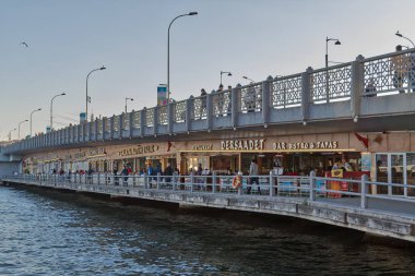 Galata Köprüsü'nde geleneksel balık lokantaları ile