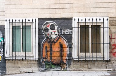 Istiklal Caddesi, Istanbul, Türkiye yakın iki pencere arasında çizim graffiti ile bej tuğla dış duvar