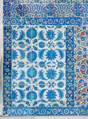 Eski seramik duvar karoları tarihi Eyüp Sultan Camii, Istanbul, Türkiye bir dış duvar çiçek Mavi desenli
