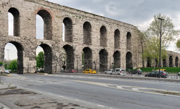 Valens 말라 콘스탄티노플 (현재 이스탄불의 동부 쪽 로마 수도의 주요 물 제공 시스템 이었던 로마 수도교) — 스톡 사진