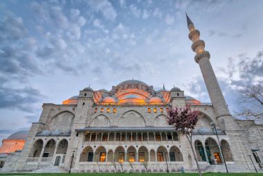 Dusk önce Süleymaniye Camii dış düşük açılı vurdu. Istanbul,'üzerinde yer alan bir Osmanlı imparatorluk Camii