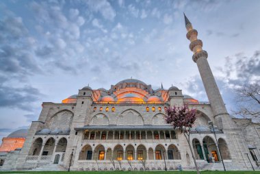 Dusk önce Süleymaniye Camii dış düşük açılı vurdu. Istanbul,'üzerinde yer alan bir Osmanlı imparatorluk Camii