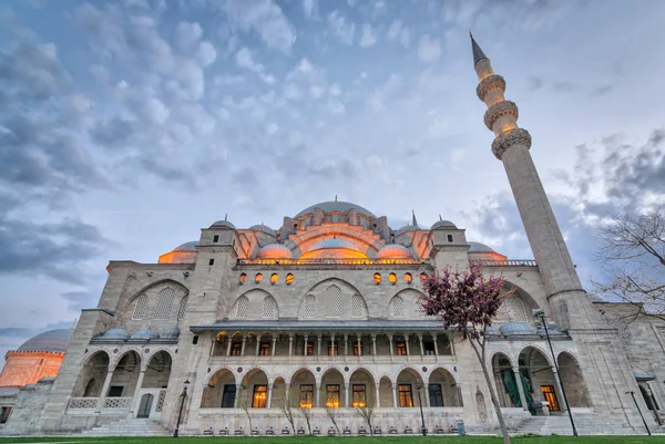 Außenaufnahme der suleymaniye Moschee vor der Dämmerung. eine osmanische kaiserliche Moschee in Istanbul, Türkei — Stockfoto