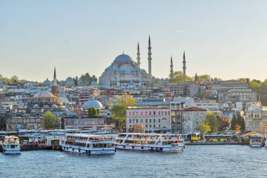 Istanbul şehir manzaralı Haliç ile Eminönü (Turyol) Feribot Terminali ve gün batımından önce Süleymaniye Camii bakan Galata Köprüsü'nden
