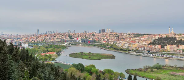 Isztambul város látképe Pierre Loti Teleferik állomásról, kilátással az Aranyszarvára, Eyup kerületre, Isztambul, Törökország — Stock Fotó