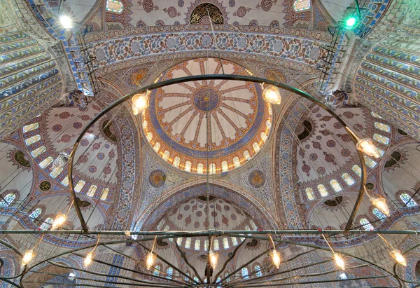 Bir şekilde dekore edilmiş tavana Sultan Ahmed Camii (Sultanahmet Camii), Istanbul, Türkiye