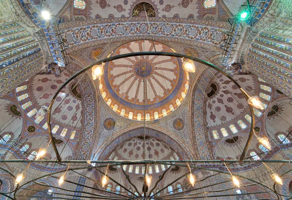 Techo decorado en la mezquita Sultan Ahmed (Mezquita Azul), Estambul, Turquía —  Fotos de Stock