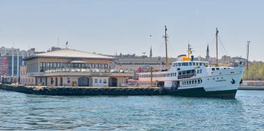  Feribot terminalinde Kadıköy feribot yelken sonra yolcu öğle vakti, Istanbul, Türkiye'de yükleme için hazırlanıyor 