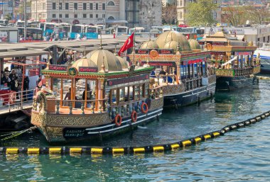 Geleneksel lokanta sallanan tekne hizmet balık sandviç, Eminönü, Istanbul, Türkiye
