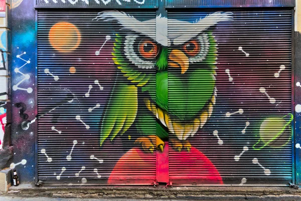 Exterior de la tienda cerrada con puerta de metal cubierta con grafitis de colores en la calle Hoca Tahsin, distrito de Karakoy, Estambul, Turquía —  Fotos de Stock