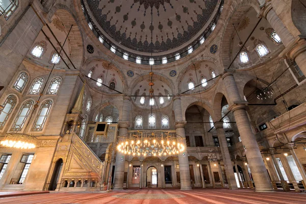 Interior plano de ángulo bajo de la mezquita Eyup Sultan, Estambul, Turquía — Foto de Stock