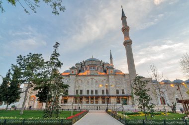 Fatih Camii dış düşük açılı çekim dusk, daha önce yer alan Fatih İlçesi, Istanbul, Türkiye