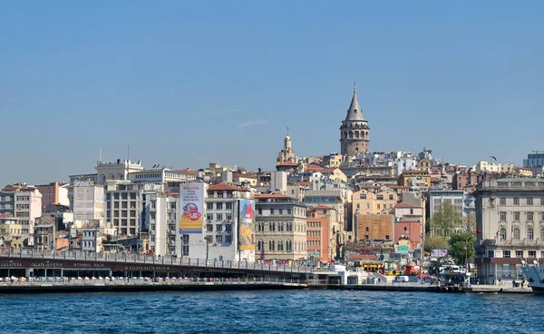 Városra néző étterem hagyományos hal a Galata-híd és a Galata-torony, a háttérben Istanbul, Törökország — Stock Fotó