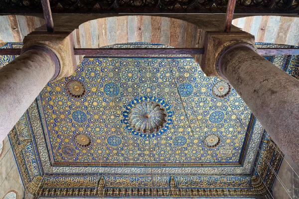 Sierlijke plafond met blauwe en gouden floral patroon decoraties bij Sultan Barquq moskee, Cairo, Egypte — Stockfoto