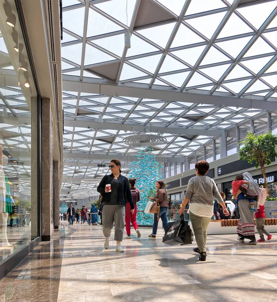 Interior de Aqua Florya Shopping and Life Center adecuado en el barrio de Florya, Bakirkoy, Estambul, Turquía con personas que visitan el lugar por la mañana — Foto de Stock