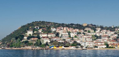 Istanbul, Türkiye yakın Marmara Denizi üzerinden Kınalıada Adası yaz ile denizden görünümünü evler