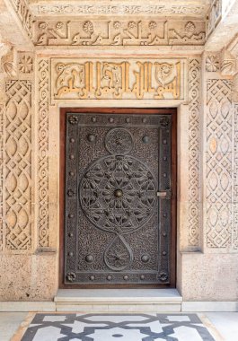 Süslü bronz çiçek desenleri, Manial Sarayı, Prince Mohammed Ali Tewfik, Kahire, Mısır ile ahşap yaşında kapı kapalı