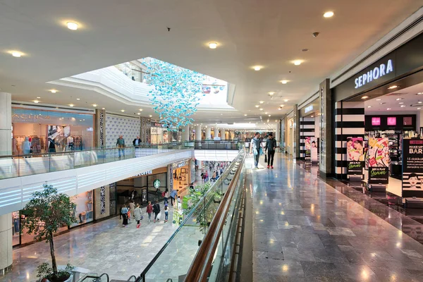 Intérieur du centre commercial Aqua Florya Shopping and Life Center adapté au quartier Florya, Bakirkoy, Istanbul, Turquie — Photo