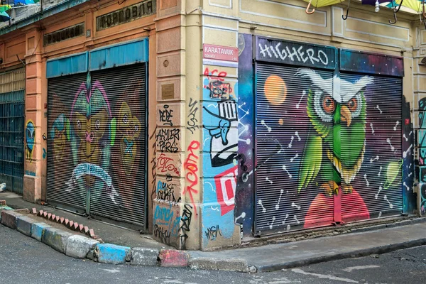 Zárt shop kültéren, fém ajtók, festett színes graffitik Hoca török utca, Karakoy kerületben, Isztambul, Törökország — Stock Fotó