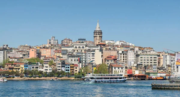 Vista da cidade de Istambul, Turquia a partir do mar com vista para a Torre Galata — Fotografia de Stock